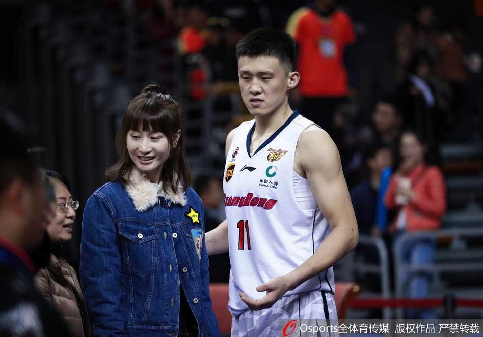 广东德比温情一刻,周鹏爱妻场边助阵长腿吸睛 看台上,周鹏的爱人神情专注,目光紧紧追随着球场上那个身披宏远战袍的熟悉身影,无声的支持胜似千言万语。