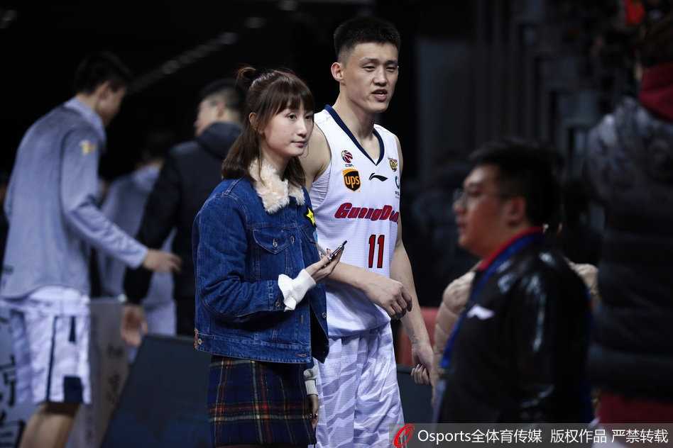 广东德比温情一刻,周鹏爱妻场边助阵长腿吸睛 赛后,周鹏妻子的眼神中流露出欣慰与喜悦,她见证了一场属于宏远的艰难胜利,也见证了爱人周鹏的硬汉担当。