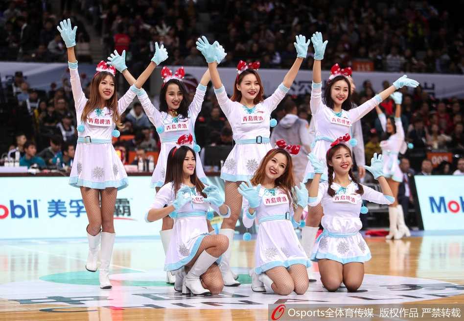 广东德比激战正酣,篮球宝贝热舞点燃深圳赛场 舞动的身影与看台上挥舞的荧光棒交织在一起,女孩们用充满张力的舞姿将深圳大运中心变成了一片欢乐的海洋。