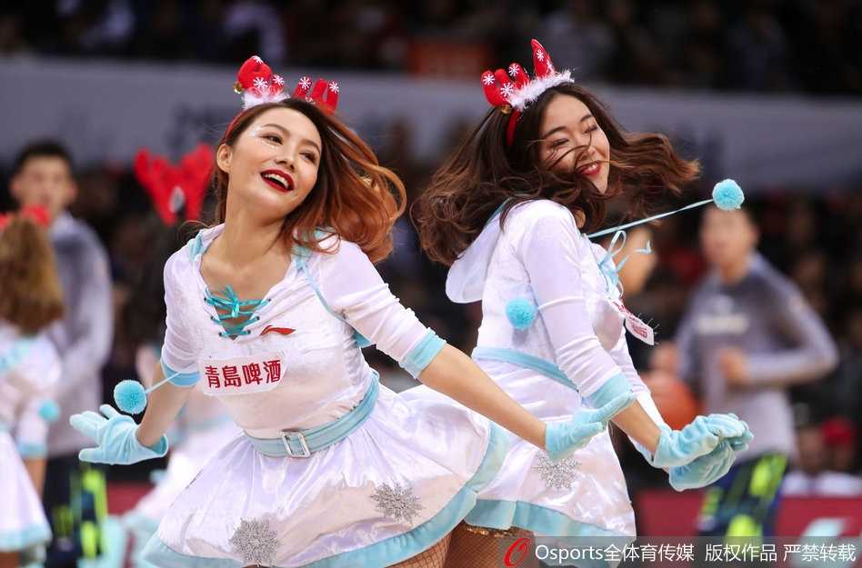 广东德比激战正酣,篮球宝贝热舞点燃深圳赛场 整齐划一的队形变换中,一位宝贝俏皮地歪着头,做出一个可爱的 wink 表情,瞬间融化了场边摄影师的镜头。