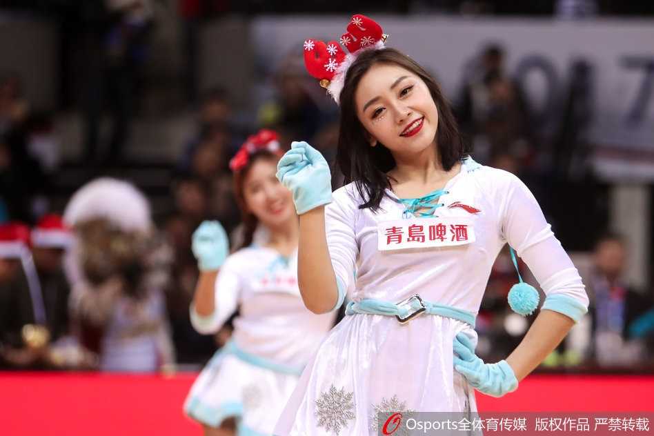 广东德比激战正酣,篮球宝贝热舞点燃深圳赛场 伴随着动感的嘻哈节奏,宝贝们手中的花球上下翻飞,她们脸上洋溢的灿烂笑容仿佛能驱散一切寒意。