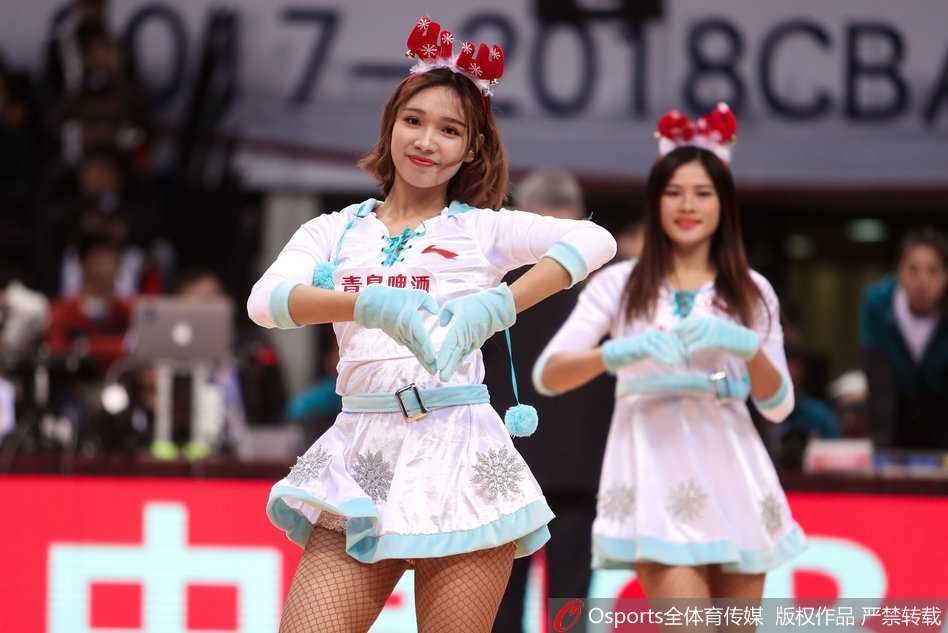 广东德比激战正酣,篮球宝贝热舞点燃深圳赛场 镜头拉近,这位领舞的宝贝动作干净利落,用力挥臂的瞬间展现出一种健康阳光的力量美,完全投入在音乐的世界里。