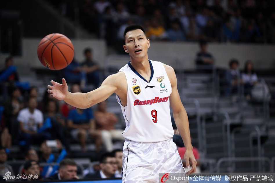 广东德比火力全开,阿联29+16统治内线率队取胜 阿联在对方内线群中高高跃起,单臂擎天稳稳摘下篮板,眼神中透露出不可撼动的领袖霸气。