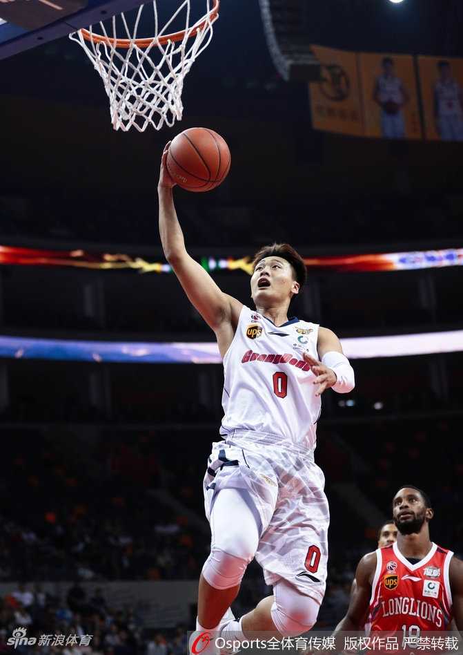 广东德比火力全开,阿联29+16统治内线率队取胜 姚明微笑着为宏远创始人陈林颁发纪念奖杯,两人握手致意,这一瞬间承载着广东篮球数十年的荣光与梦想。