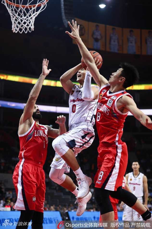 广东德比火力全开,阿联29+16统治内线率队取胜 赵睿如出膛炮弹般瞬间过掉防守人,在高速对抗中强行上篮,身体的延展性和柔韧性展现得淋漓尽致。