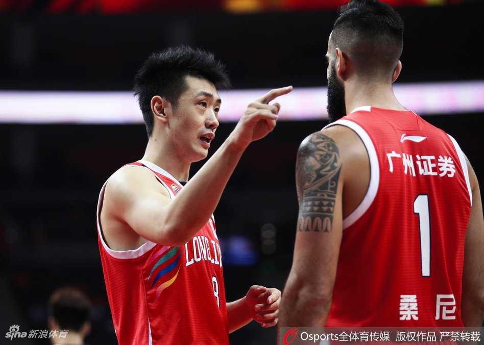 广东德比火力全开,阿联29+16统治内线率队取胜 广东外援杰克逊如闪电般突破防线,迎着防守球员上演单手劈扣,身体在空中绷成一张充满力量感的弓。