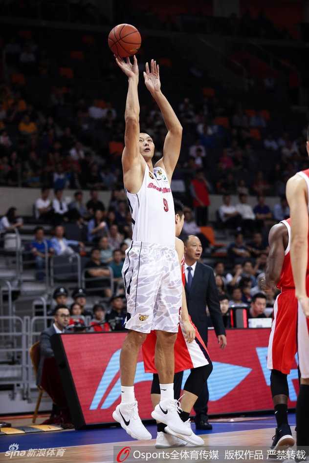 广东德比火力全开,阿联29+16统治内线率队取胜 周鹏在严密防守下依然保持着标准的投篮手型,皮球划过一道美妙的弧线直奔篮筐,关键时刻尽显队长风范。