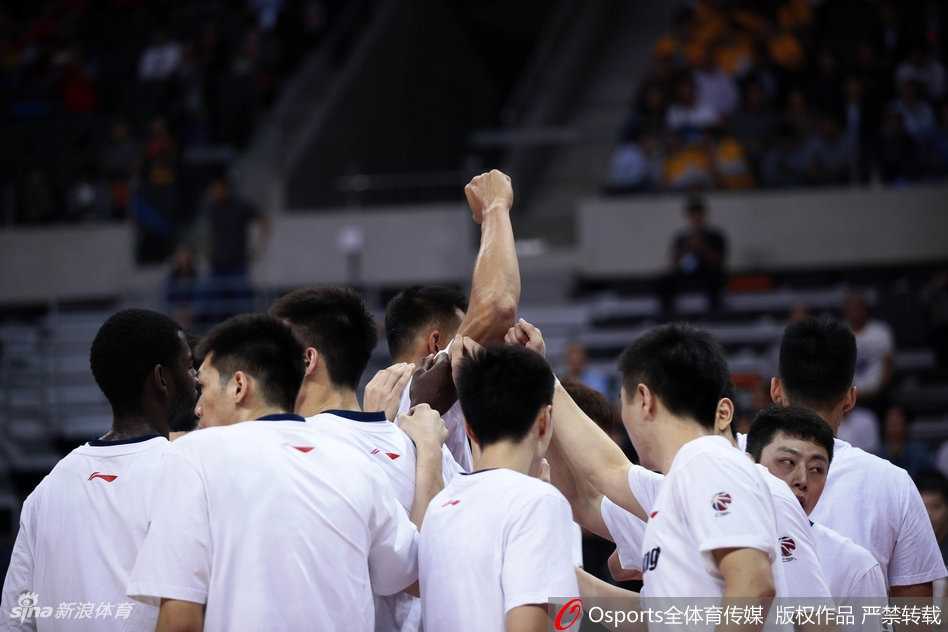 广东德比火力全开,阿联29+16统治内线率队取胜 易建联在三人包夹的缝隙中强行起跳,以不可思议的滞空能力将球补进篮筐,展现出亚洲顶级内线的绝对实力。