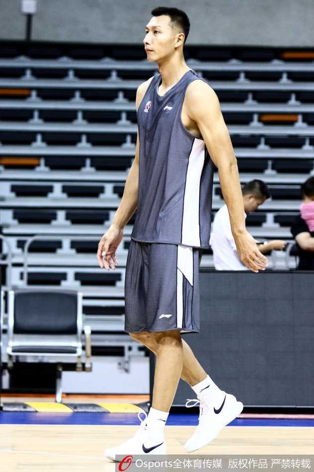 广东德比硝烟再起 阿联领军冲刺新纪元 大外援尼克尔森在训练中秀出柔和手感,高位跳投稳稳命中,他与易建联的内线组合令人期待