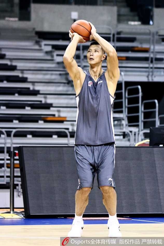 广东德比硝烟再起 阿联领军冲刺新纪元 新任助教陈江华身着教练服,双手放在背后,目光如炬地注视着场上的训练情况,神情严肃而认真