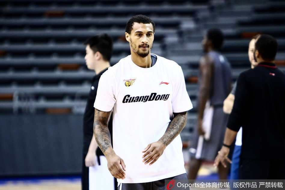 广东德比硝烟再起 阿联领军冲刺新纪元 周鹏在底角进行三分特训,皮球划过完美弧线空心入网,身为队长的他神态坚定,随时准备为球队攻城拔寨