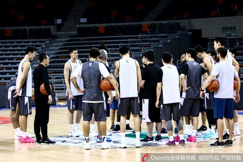 广东德比硝烟再起 阿联领军冲刺新纪元 广东队全体球员围成一圈,肩并肩高喊加油口号,团队凝聚力在这一刻展现得淋漓尽致