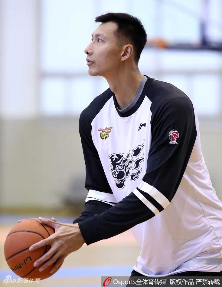 广东男篮全力备战京粤战 训练基地氛围轻松愉快 训练结束后队员们相互按摩放松,充满团队温情