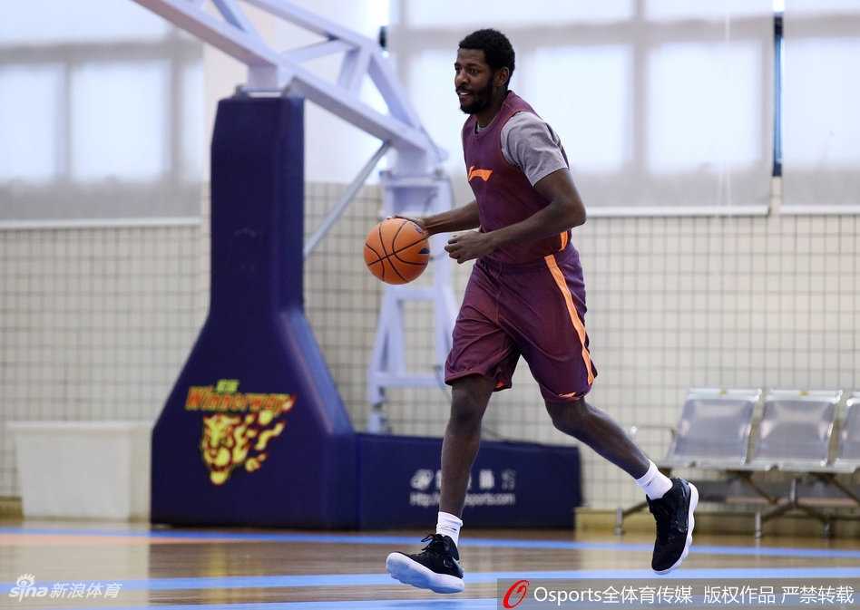 广东男篮全力备战京粤战 训练基地氛围轻松愉快 周鹏和队友嬉笑互动,训练间隙气氛活跃