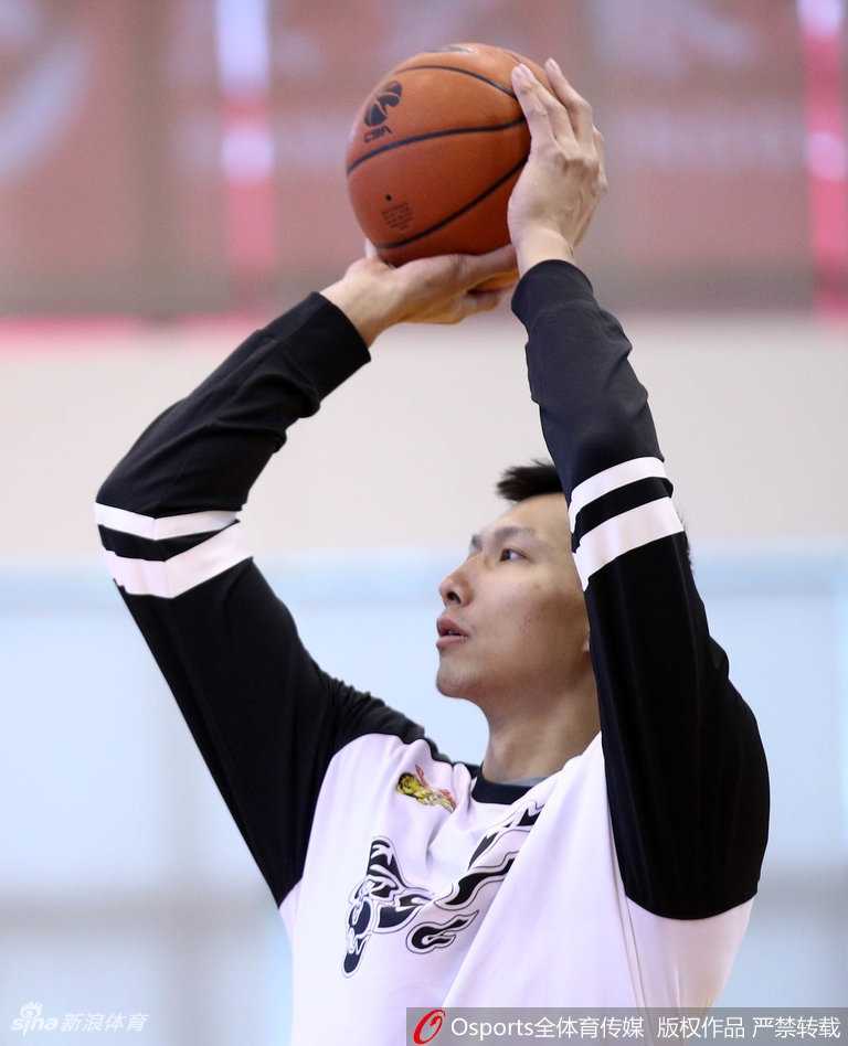 广东男篮全力备战京粤战 训练基地氛围轻松愉快 赵睿运球穿越全场,展现良好身体素质