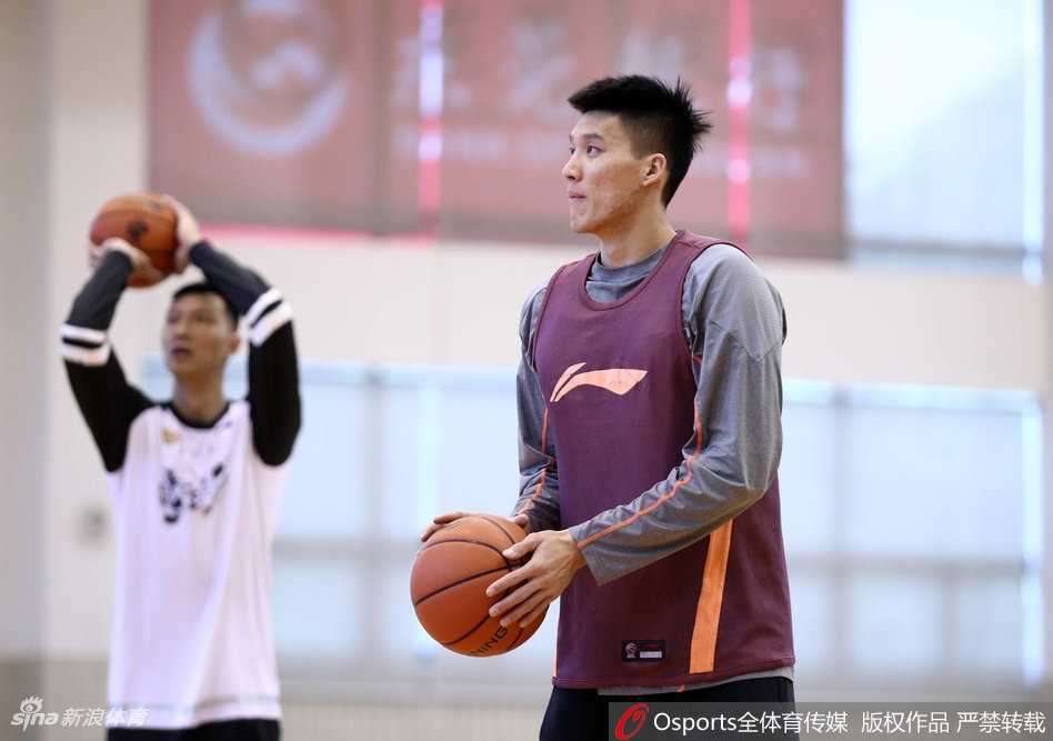 广东男篮全力备战京粤战 训练基地氛围轻松愉快 外教指导防守战术,队员们聚精会神倾听