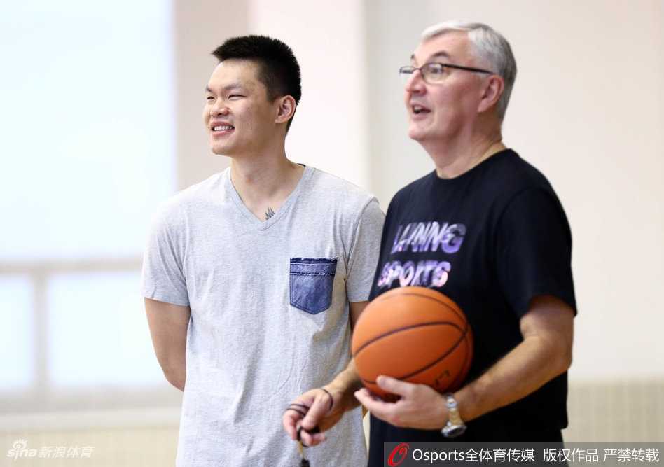 广东男篮剑指六连胜 厉兵秣马静候齐鲁挑战 训练馆内,广东队员们正在进行高强度的攻防转换演练,汗水浸透了球衣,气氛紧张激烈