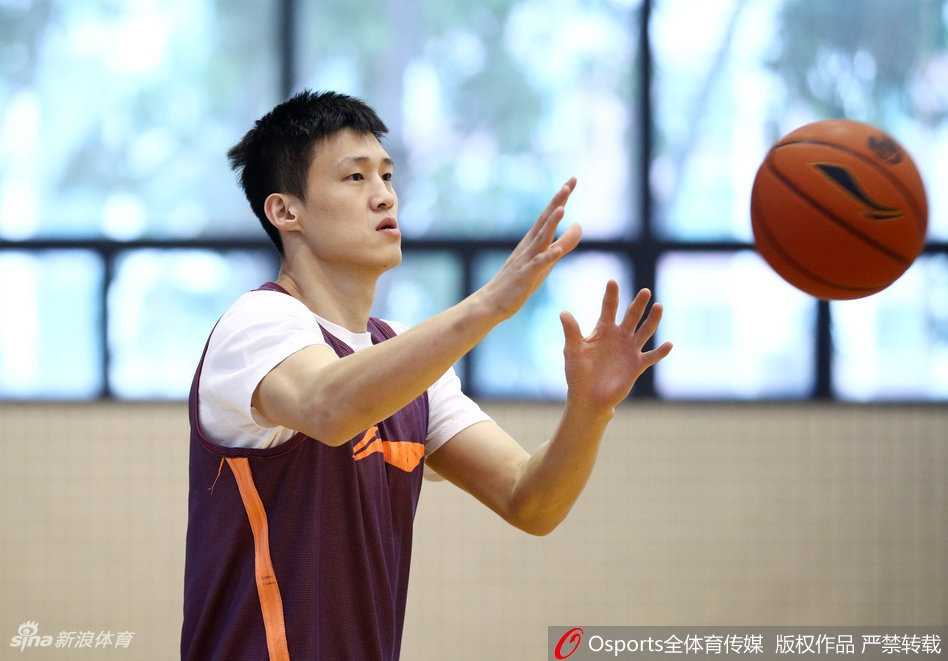 广东男篮剑指六连胜 厉兵秣马静候齐鲁挑战 助理教练正在为一名年轻队员单独讲解防守站位,手把手地纠正动作细节,传承球队的防守理念