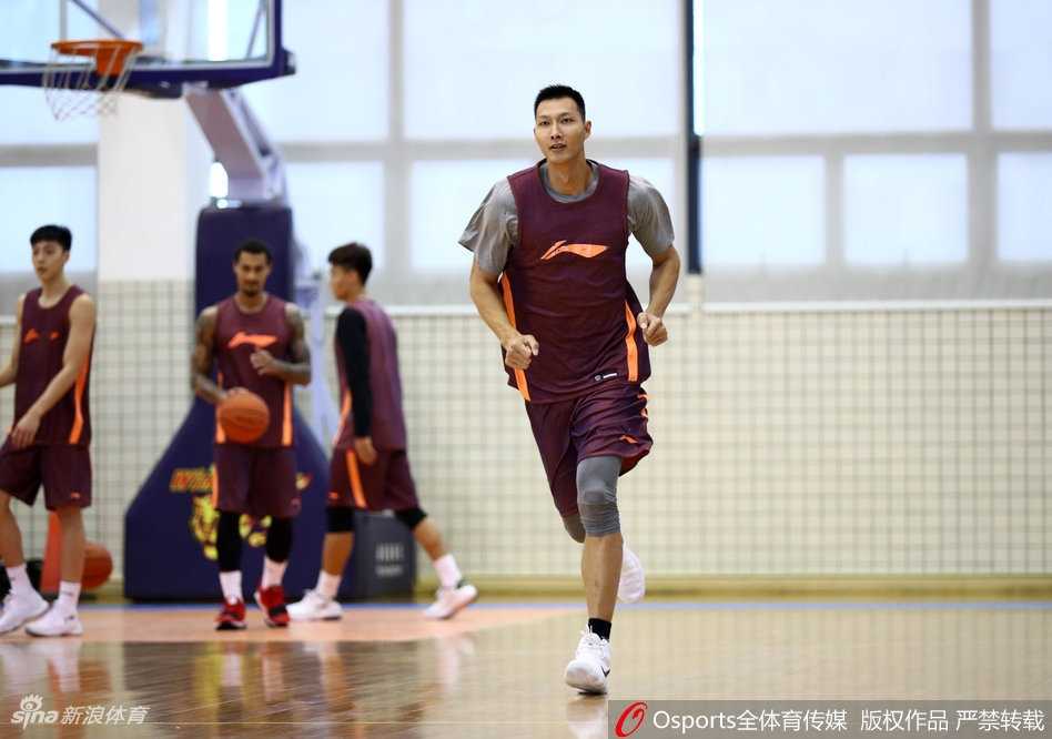 广东男篮剑指六连胜 厉兵秣马静候齐鲁挑战 广东队核心后卫在训练中眼神坚毅,运球穿越层层防守,展现出强烈的求胜欲望