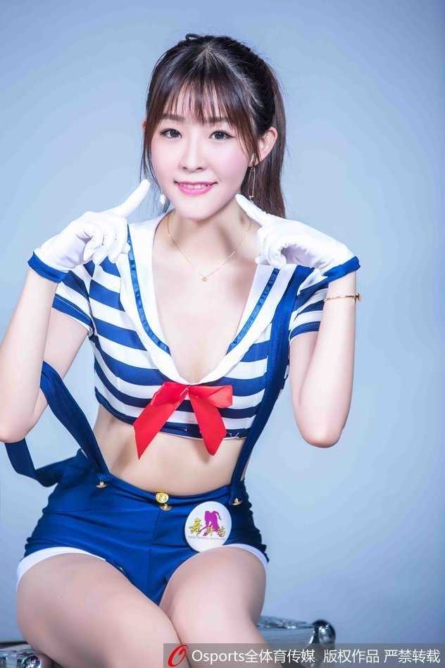 广东篮球宝贝海魂衫写真青春活力绽放 篮球宝贝单手托腮,歪头看向镜头,海魂衫衬托出她如海水般纯净的气质