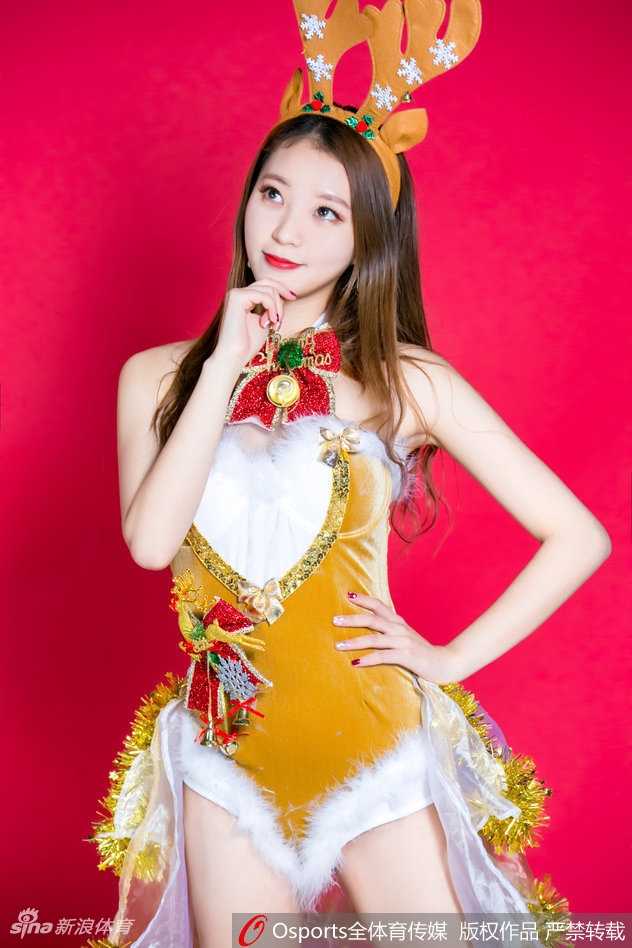 广东舞时尚队长黄逸辉圣诞特辑光影之间舞动篮球场上的别样青春 黄逸辉倚靠在节日装饰旁,温柔的灯光洒在她的脸庞,精致的五官和甜美的微笑相得益彰,展现出东方女性特有的含蓄与典雅之美