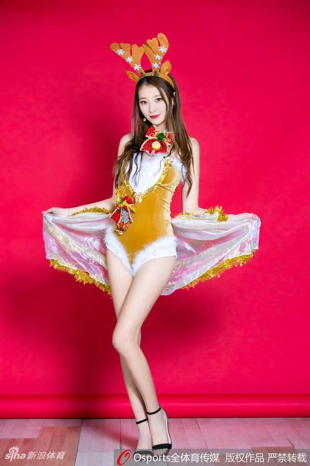 广东舞时尚队长黄逸辉圣诞特辑光影之间舞动篮球场上的别样青春 黄逸辉在圣诞背景板前摆出俏皮手势,嘟嘴卖萌的表情显得活力十足,粉色系的着装让她看起来就像是从童话中走出的节日精灵