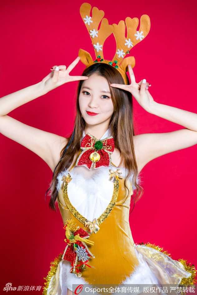 广东舞时尚队长黄逸辉圣诞特辑光影之间舞动篮球场上的别样青春 黄逸辉身着休闲装束,站在璀璨的圣诞树旁,整体构图充满节日仪式感,她自然流露的喜悦神情仿佛在向球迷们传递着温暖的节日祝福