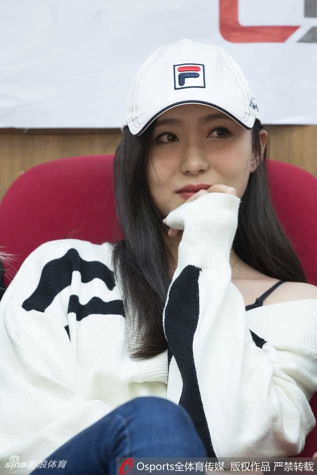 广厦主场惊现神仙颜值女球迷,胡金秋爆砍31分她竟是幕后动力? 这位长发披肩的美女球迷身着一袭简约的白色外套,宛如冬日里的一抹暖阳。她安静地坐在篮架后方,眼神专注地凝视着赛场,精致的侧颜和微微上扬的嘴角,仿佛在期待着一场属于广厦的胜利狂欢。