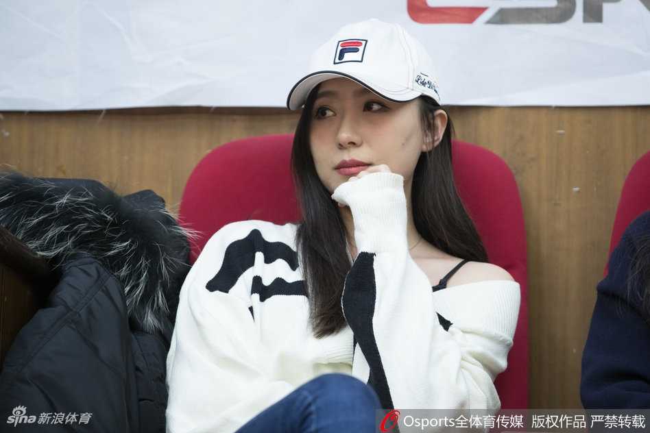 广厦主场惊现神仙颜值女球迷,胡金秋爆砍31分她竟是幕后动力? 镜头拉近,这位美女的正脸更加惊艳。她肌肤胜雪,妆容精致却不浓艳,一双明亮的眸子在球场灯光的映照下仿佛藏着星辰。她双手轻轻托着下巴,即便是在喧闹的人群中,也自有一股恬静优雅的独特气质,让人忍不住多看几眼。