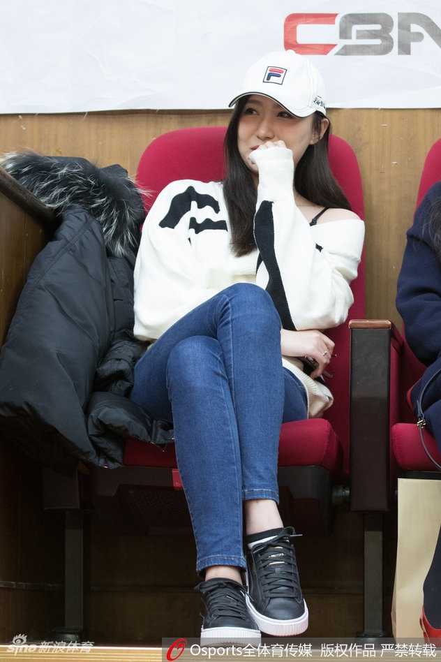 广厦主场惊现神仙颜值女球迷,胡金秋爆砍31分她竟是幕后动力? 当广厦球员打出精彩的团队配合时,美女球迷毫不吝啬自己的欢呼。她双手比心,笑容灿烂得如同春日盛放的樱花,这股青春活力的气息透过屏幕扑面而来,让人真切感受到现场热烈的观赛氛围。