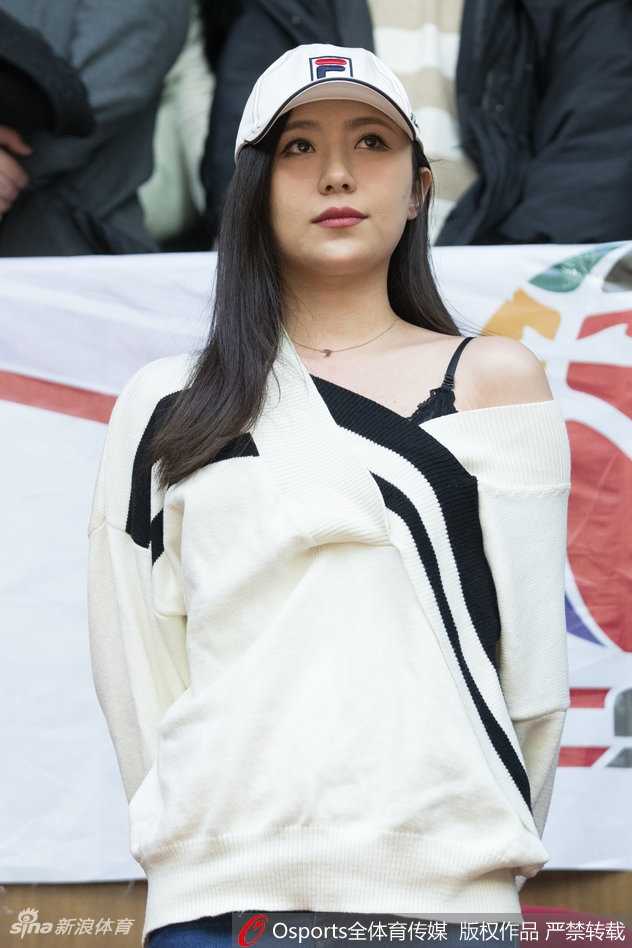 广厦主场惊现神仙颜值女球迷,胡金秋爆砍31分她竟是幕后动力? 赛后,美女球迷似乎收到了来自场内的信息,她望向球员通道的方向,眼神中带着一丝关切与期待。微启的红唇仿佛在默默诉说着什么,这充满故事感的一幕,为这场激烈的比赛画上了一个温柔的省略号。