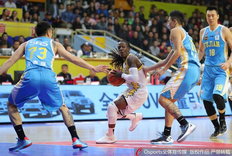 胡金秋在福建队内线群中高高跃起，用一记势大力沉的单手劈扣为新赛季砍下第一分，整个球馆瞬间被点燃。