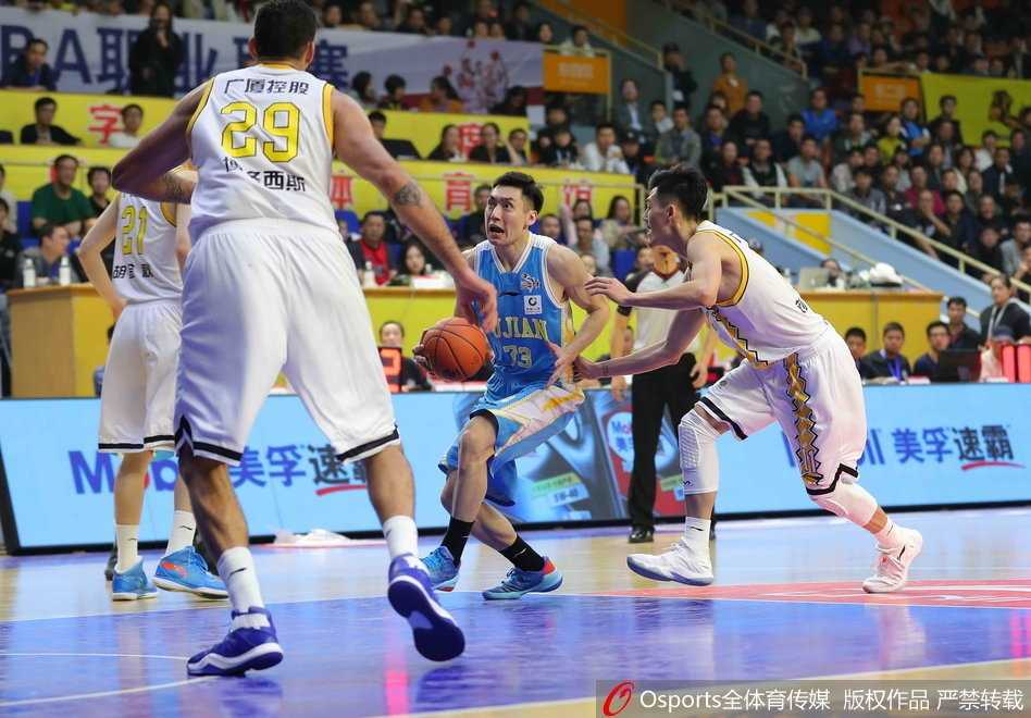 王哲林背身单打，利用强壮的身体扛开防守，随后一个灵巧的转身勾手，展现了他作为国内顶级中锋的扎实技术。