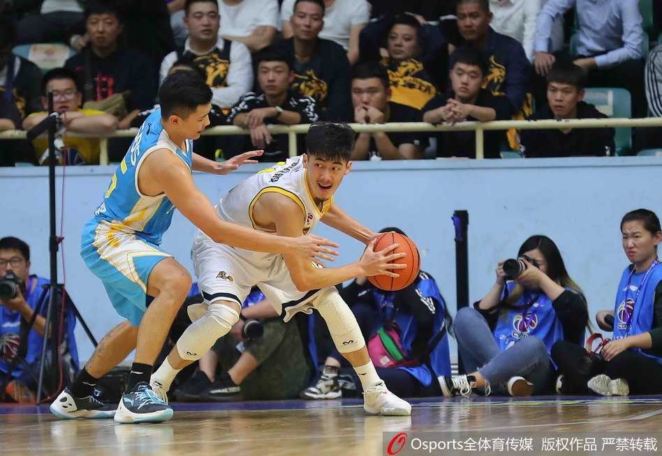 广厦外援博洛西斯高位策应，用一记精准的击地传球洞穿福建防线，助攻队友轻松上篮，诠释了欧洲内线的高球商。