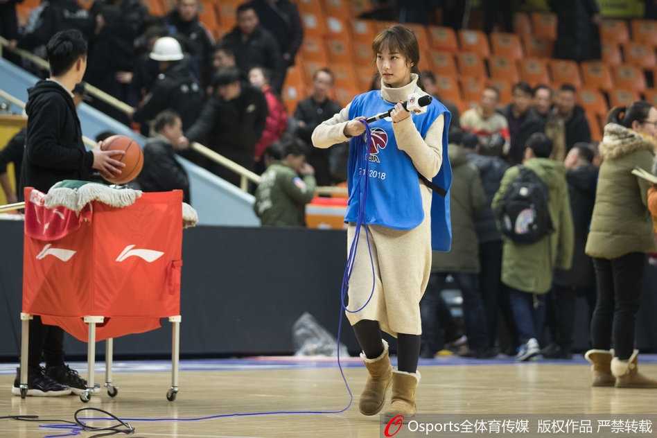 比赛陷入胶着，美女主持双手轻捧脸颊，表情中透着一丝紧张与期待，完美的侧颜杀定格了球迷看球时的众生相。