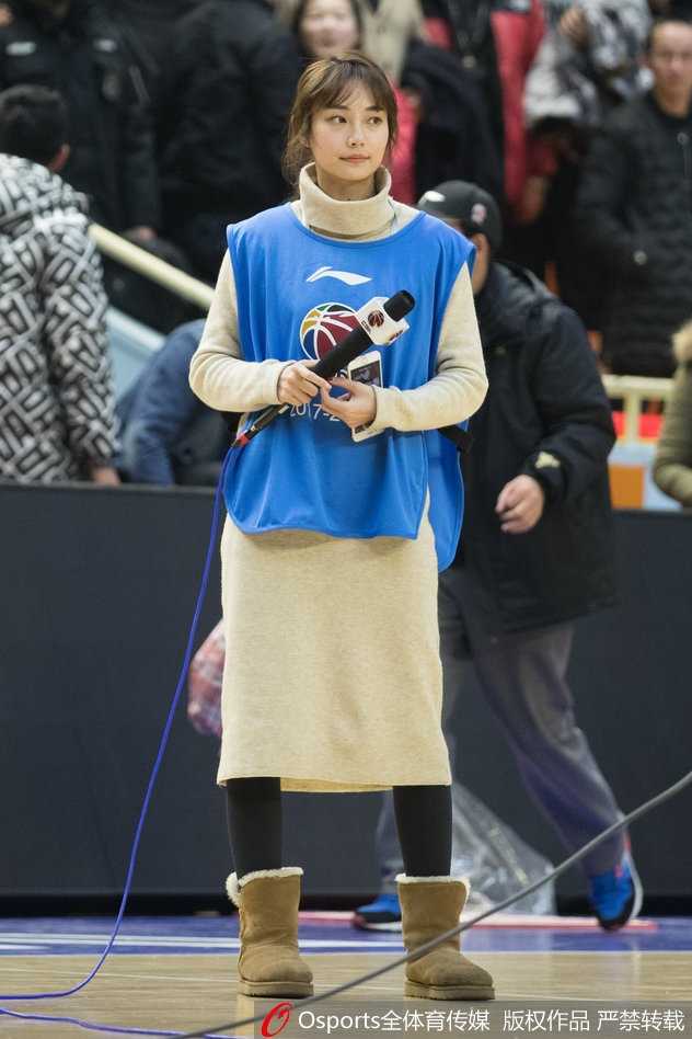 人海中惊鸿一瞥，美女主持在涌动的人潮中显得格外宁静，微卷的发梢和精致的侧颜，勾勒出赛场边最动人的轮廓。