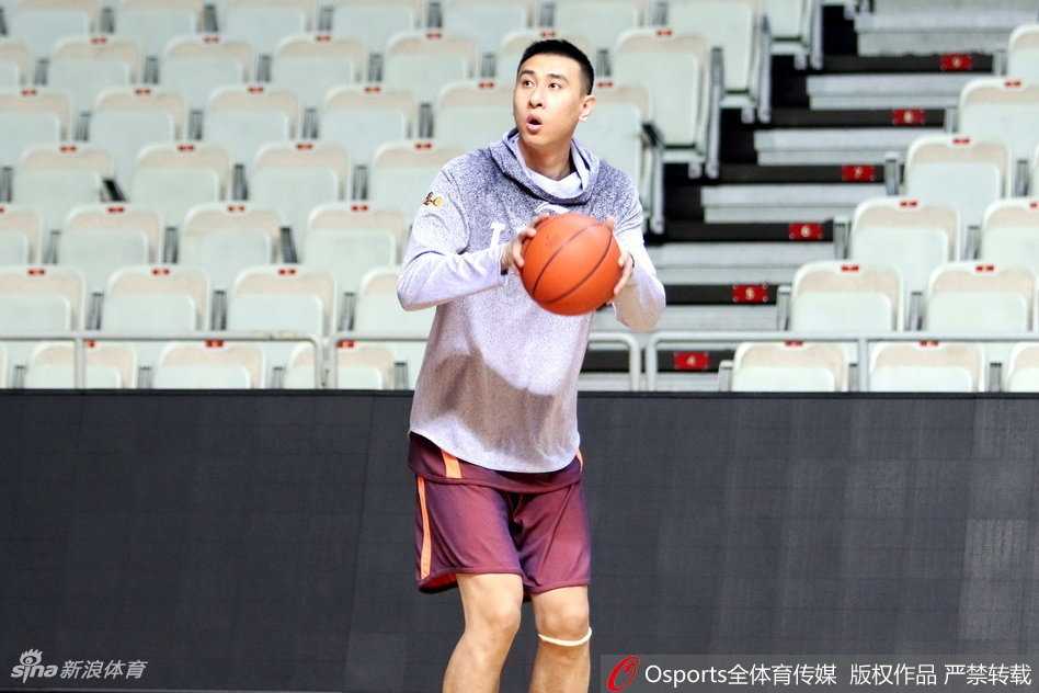 广厦众将厉兵秣马静候联赛重启 剑指佳绩志在突破 内线支柱胡金秋在篮下展现出惊人的统治力,只见他高高跃起,以一记势大力沉的单手劈扣终结进攻,身后的防守队员只能望球兴叹,沦为绝佳的背景板。