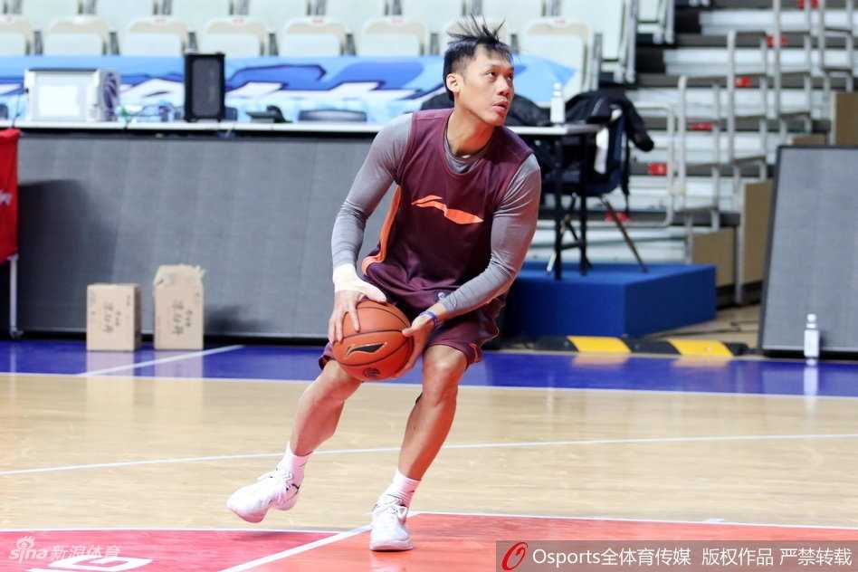广厦众将厉兵秣马静候联赛重启 剑指佳绩志在突破 宝岛悍将刘铮在训练中犹如一道黑色闪电,他精准地预判传球路线,瞬间完成抢断后一条龙杀向前场,面对空篮轻松写意地挑篮得手,整套动作一气呵成。