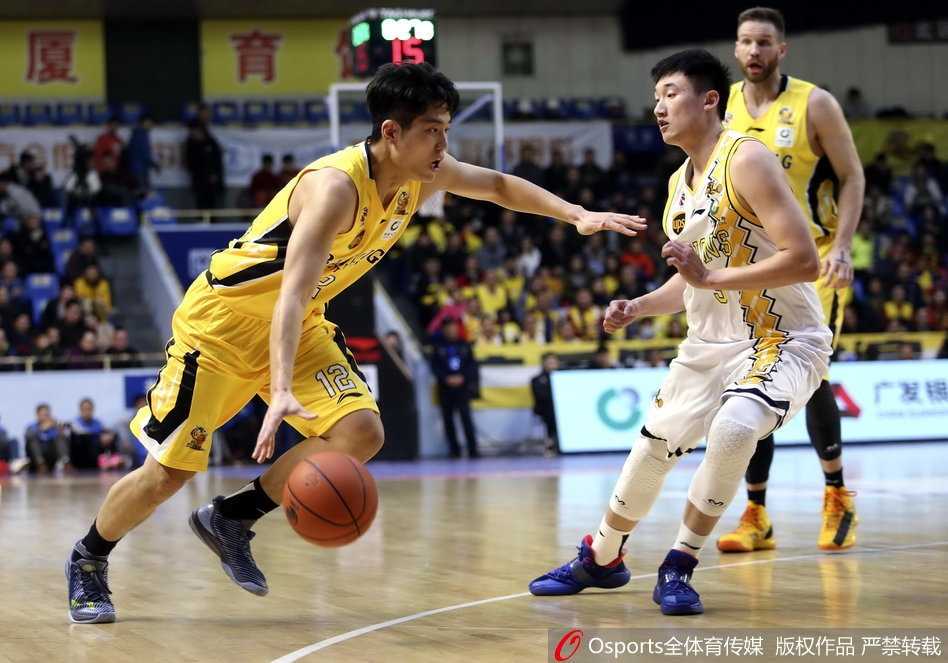 广厦力克北控豪取十一连胜,福特森闪耀全场马布里主场告别战 北控外援兰多夫内线强打博洛西斯,肌肉碰撞的瞬间力量感爆棚,虽面对严防仍奋力将球放进篮筐