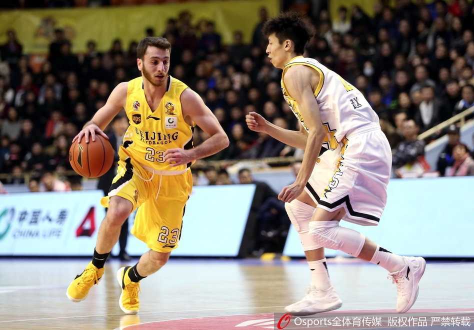 广厦力克北控豪取十一连胜,福特森闪耀全场马布里主场告别战 广厦老将林志杰闲庭信步般运球过半场,眼神坚毅沉稳,用经验掌控着球队的进攻节奏