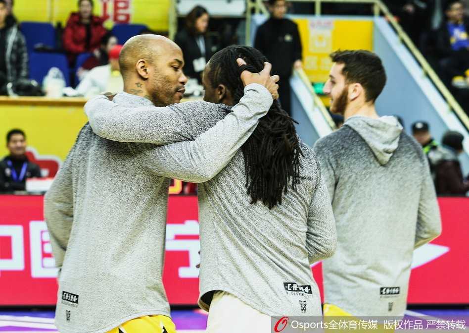 广厦力克北控豪取十一连胜,福特森闪耀全场马布里主场告别战 北控小将许梦君自信出手三分,球在空中划出完美弧线,这是他全场火热手感的最佳写照