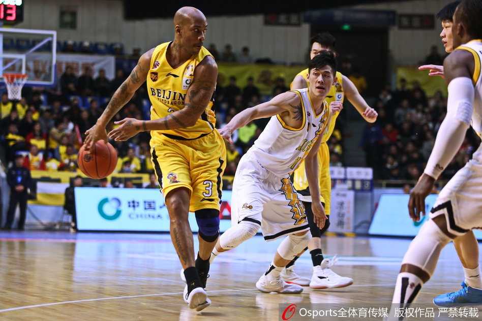 广厦力克北控豪取十一连胜,福特森闪耀全场马布里主场告别战 广厦队胡金秋高高跃起,单手劈扣震撼全场,犹如大鹏展翅般将球狠狠砸进篮筐,引爆主场热情