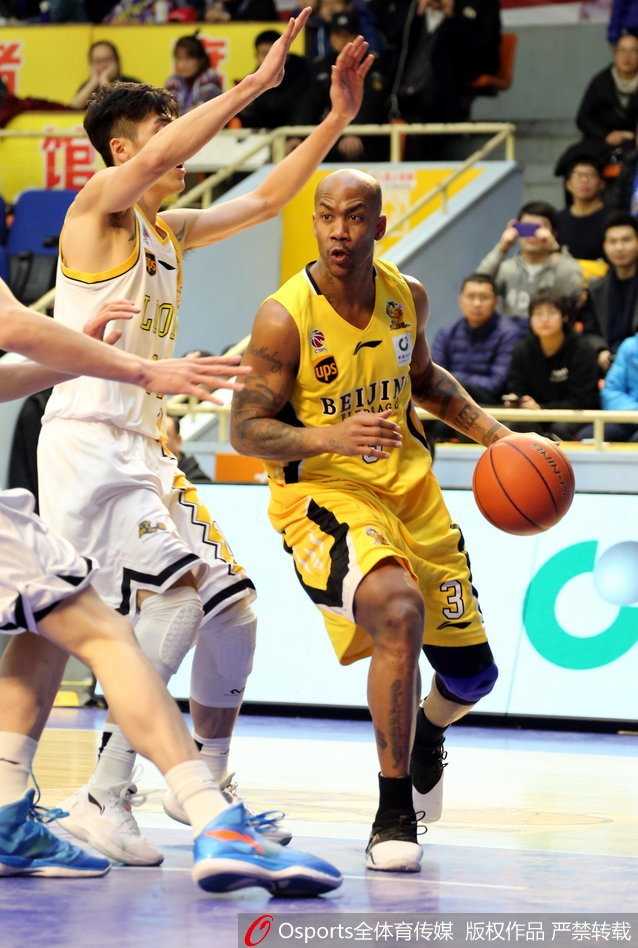 广厦力克北控豪取十一连胜,福特森闪耀全场马布里主场告别战 广厦核心福特森在三人包夹下强行突破,眼神中透露出必胜的决心,如同一道闪电撕开北控防线