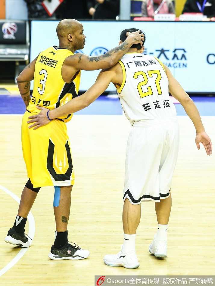 广厦力克北控豪取十一连胜,福特森闪耀全场马布里主场告别战 传奇外援马布里在客场深情谢场,双手合十向球迷致敬,这一刻无关胜负只关于对篮球最纯粹的热爱