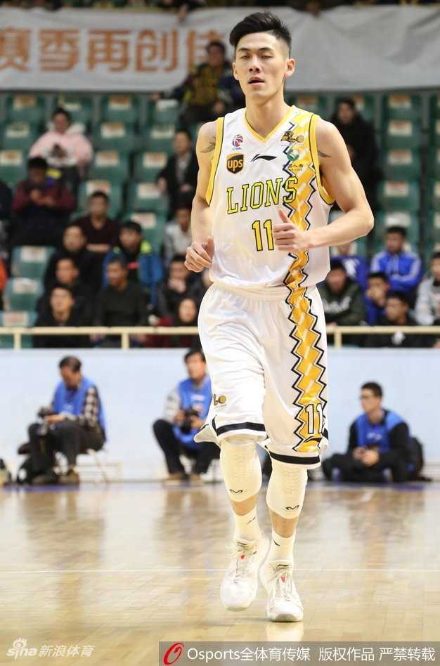 广厦力擒上海挺进季后赛,福特森与弗雷戴特上演史诗级飙分大战 福特森面对上海队的重重防线,宛如灵动的精灵,以一记不可思议的转身腾空,将球稳稳送入篮筐,瞬间点燃了整个主场的热血激情。