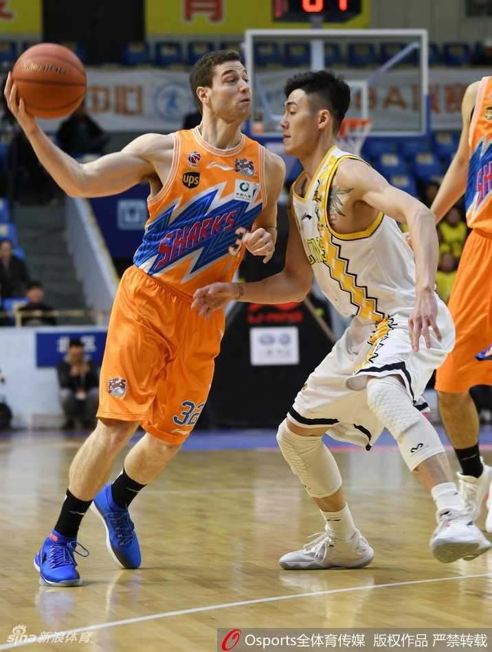 广厦力擒上海挺进季后赛,福特森与弗雷戴特上演史诗级飙分大战 明纳拉斯如猛兽出笼般强行突破,无视防守人的拉拽,用强悍的身体对抗完成得分,为上海队保留了最后的希望之光。