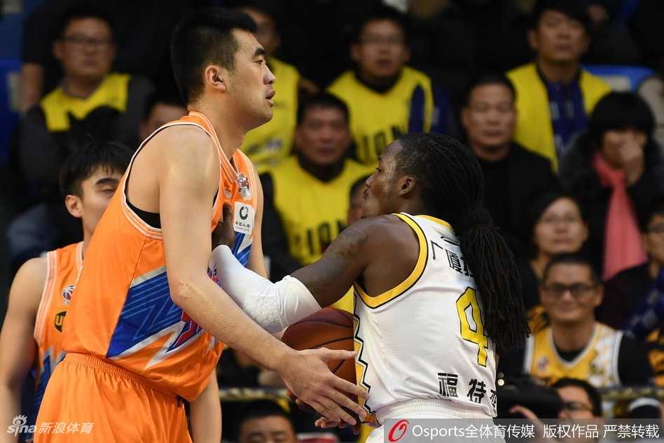 广厦力擒上海挺进季后赛,福特森与弗雷戴特上演史诗级飙分大战 刘铮完成抢断后风驰电掣般反击上篮,电光火石间击溃了上海队的退防,将球队的防守反击战术演绎得淋漓尽致。