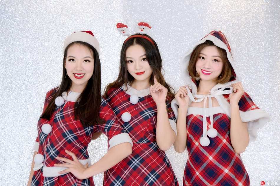 广厦啦啦宝贝圣诞写真喜庆登场送祝福 广厦啦啦队员身着圣诞短裙,长腿吸睛,动感起舞间洋溢节日活力