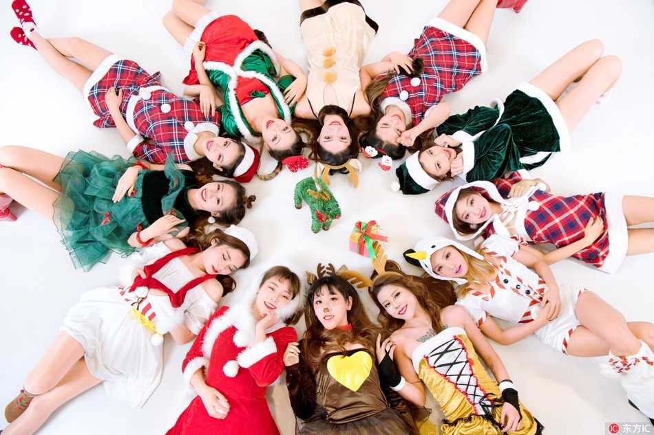 广厦啦啦宝贝圣诞写真喜庆登场送祝福 啦啦队员头戴圣诞帽,对着镜头俏皮比心,甜美笑容感染力十足