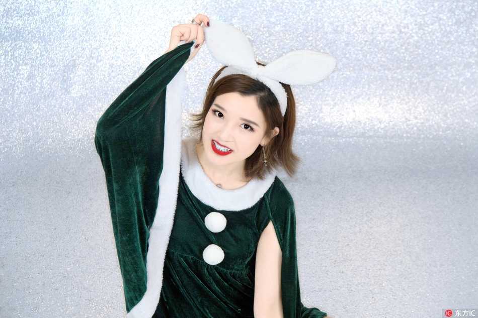 广厦啦啦宝贝圣诞写真喜庆登场送祝福 广厦啦啦宝贝集体亮相,红色圣诞裙装配灿烂笑容,满屏喜庆气息扑面而来